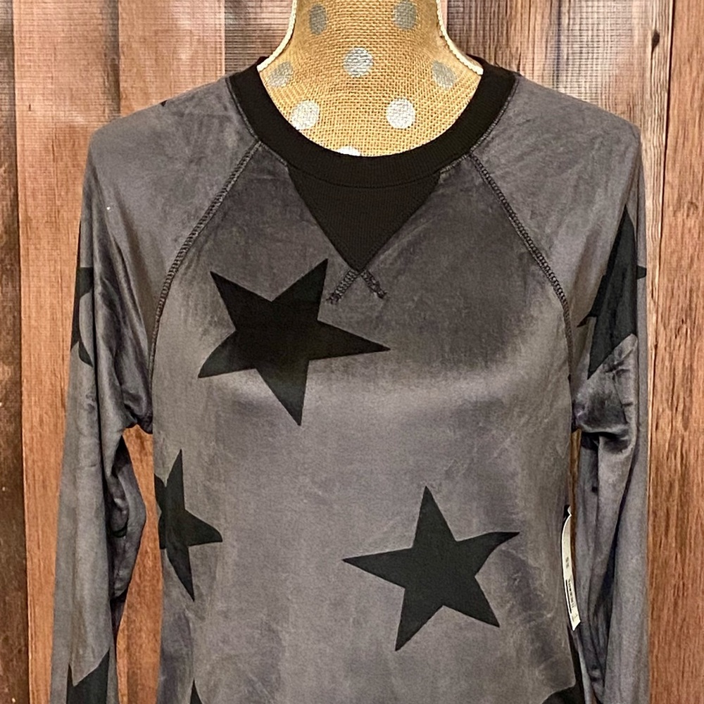 No Boundaries Women’s Sweatshirt Size Large
